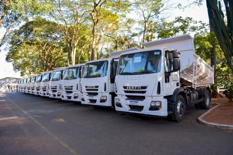 Caiado entrega caminhões a 17 municípios, com investimento de R$ 4,7 milhões