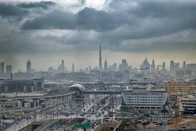 Com 50ºC, Dubai cria tempestade artificial para baixar termômetros