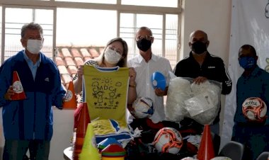 Secretaria de Esporte Lazer e Juventude recebe kits esportivos para serem usados nas escolinhas de Caldas Novas
