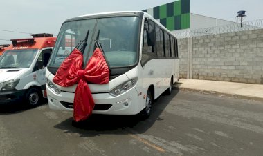 Prefeitura entrega micro-ônibus de emenda do Deputado Federal Rubens Otoni e inaugura nova sede da Secretaria de Saúde de Caldas Novas
