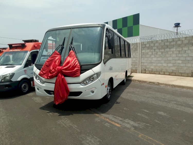 Prefeitura entrega micro-ônibus de emenda do Deputado Federal Rubens Otoni e inaugura nova sede da Secretaria de Saúde de Caldas Novas