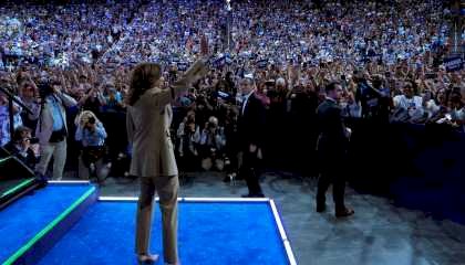 Pesquisa mostra Kamala Harris com apoio de 49% dos eleitores; Trump tem 45%