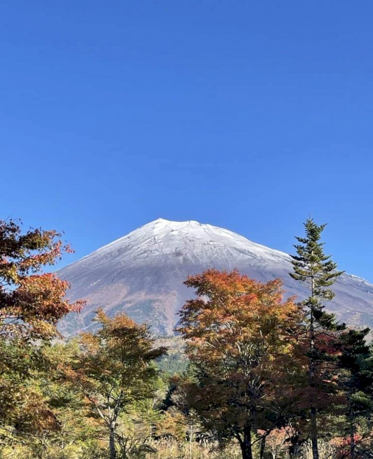 Com um mês de ‘atraso’, neve volta ao topo do Monte Fuji