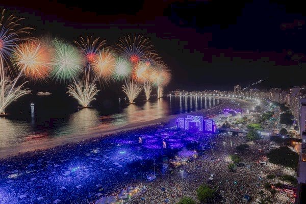 Réveillon 2025: Rio dá boas-vindas ao Ano Novo com queima de fogos em Copacabana